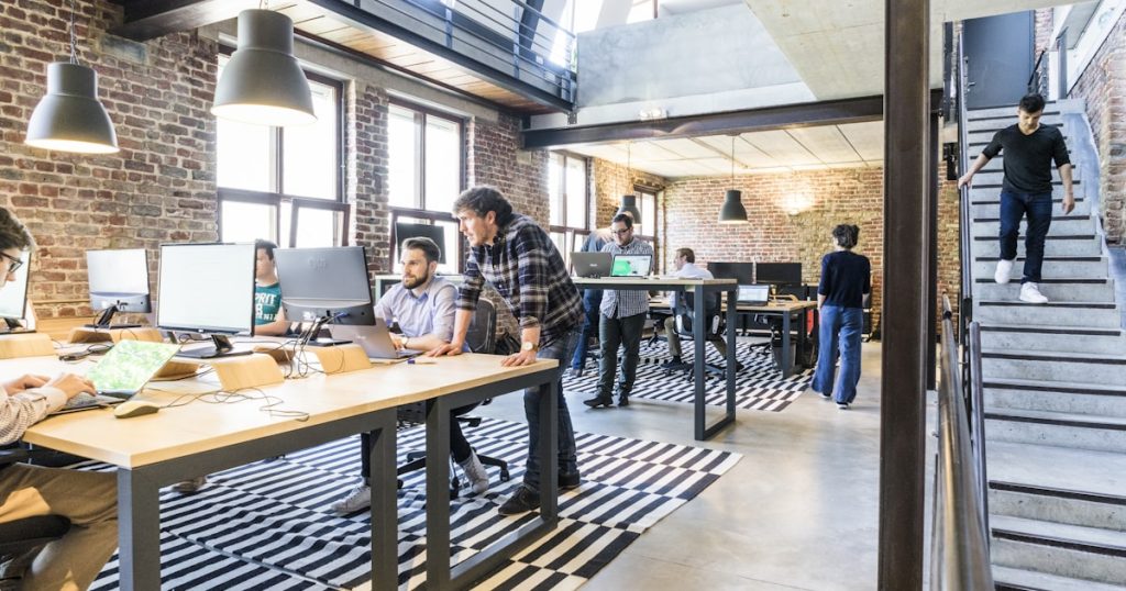 مكتب الوسيط للخدمات العامة: دليلك الشامل لاختيار أفضل مكتب خدمات